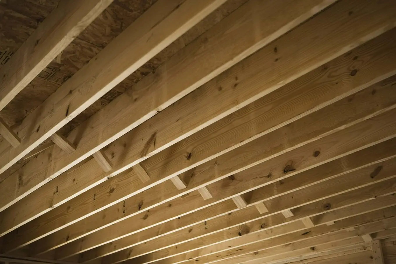 drewniany strop